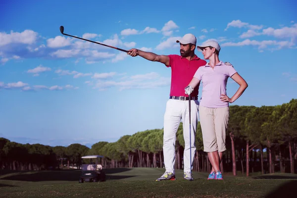 Porträt Eines Glücklichen Jungen Paares Auf Dem Golfplatz — Stockfoto