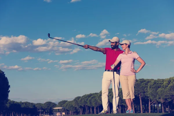 Portret Van Gelukkige Jonge Paar Golfbaan — Stockfoto