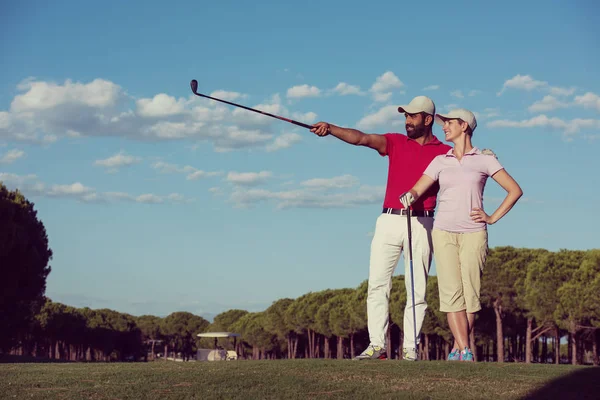 Porträtt Lyckliga Unga Paret Golfbana — Stockfoto