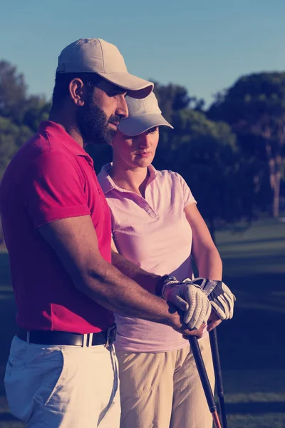 Portret Van Gelukkige Jonge Paar Golfbaan — Stockfoto