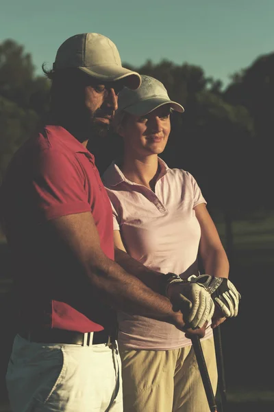 Portrait Heureux Jeune Couple Sur Terrain Golf — Photo