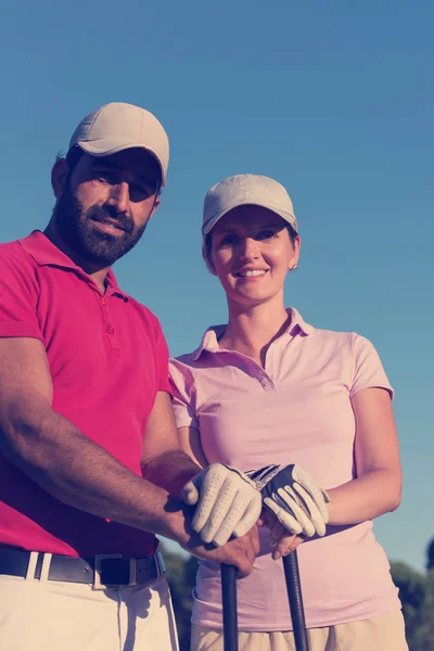 Ritratto Giovane Coppia Felice Sul Campo Golf — Foto Stock