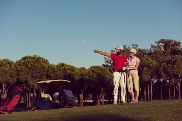 Mutlu Genç Çift Golf Sahası Üzerinde Portresi — Stok fotoğraf