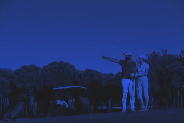 Portret Van Gelukkige Jonge Paar Golfbaan — Stockfoto