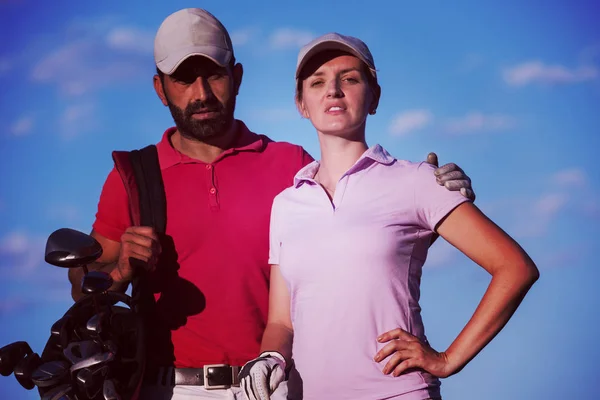 Portrait Heureux Jeune Couple Sur Terrain Golf — Photo