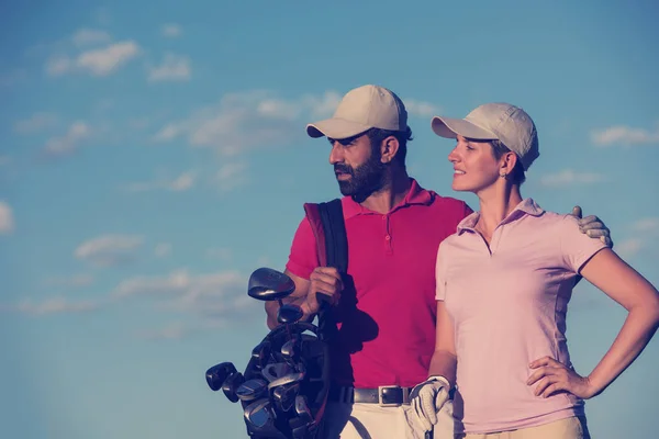 Boldog Fiatal Pár Golfpálya Portréja — Stock Fotó