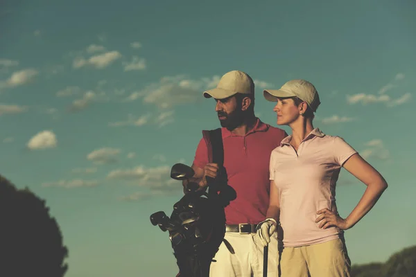 Retrato Feliz Pareja Joven Campo Golf — Foto de Stock