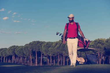 Golf çantası taşıyan ve sahasında sonraki delik için yürüyüş yakışıklı Ortadoğu golfçü