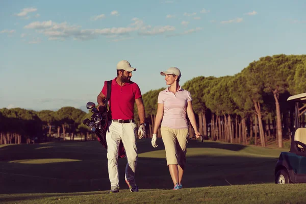 Jong Paar Lopen Naar Volgende Hole Golfbaan — Stockfoto