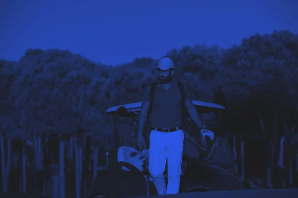 英俊的中东高尔夫球手携带高尔夫球袋 并走在课程下一洞二重奏色调 — 图库照片