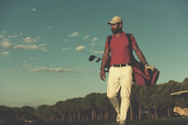 Golf çantası taşıyan ve sahasında sonraki delik için yürüyüş yakışıklı Ortadoğu golfçü