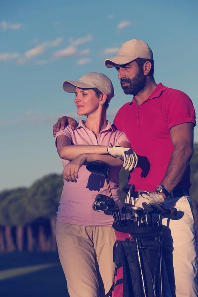 Portrait Heureux Jeune Couple Sur Terrain Golf — Photo