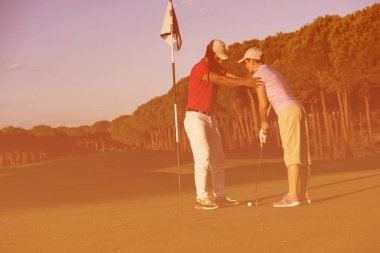 kadın golf oyuncu golf sahası üstünde öğretim erkek golf eğitmeni