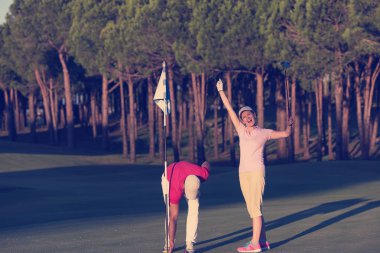 kadın golf oyuncu golf sahası üstünde öğretim erkek golf eğitmeni