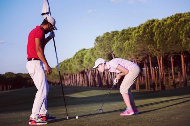 kadın golf oyuncu golf sahası üstünde öğretim erkek golf eğitmeni