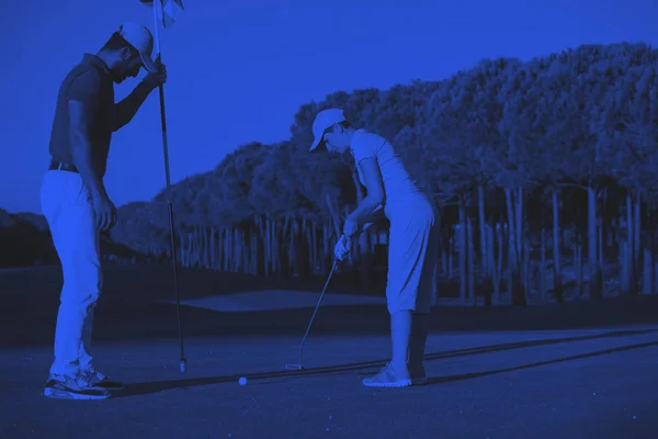 Manliga Golfinstruktör Undervisning Kvinnliga Golfare Golfbana — Stockfoto