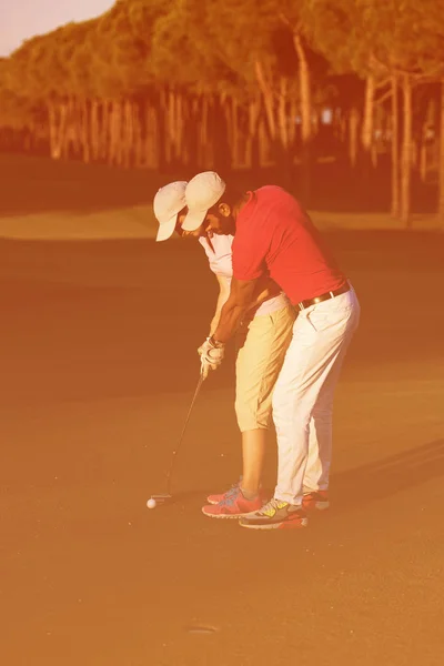 Instrutor Golfe Masculino Que Ensina Jogador Golfe Feminino Campo Golfe — Fotografia de Stock