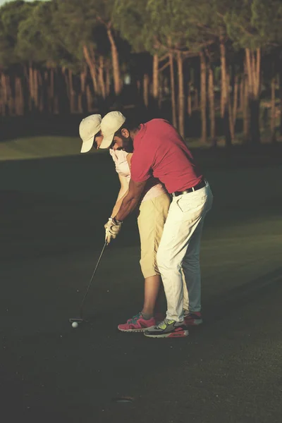 男子ゴルフのインストラクターのゴルフ コースの女性ゴルフ選手を指導 — ストック写真