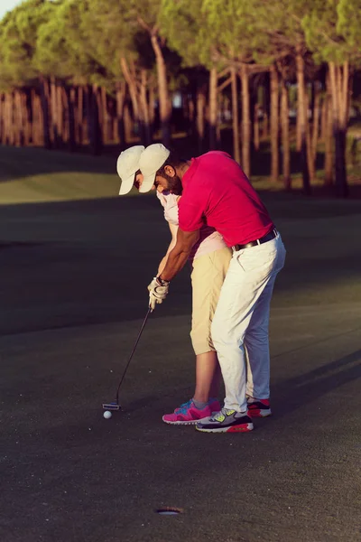 Manliga Golfinstruktör Undervisning Kvinnliga Golfare Golfbana — Stockfoto