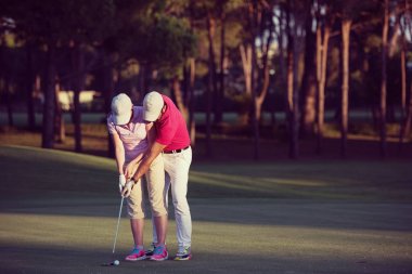 kadın golf oyuncu golf sahası üstünde öğretim erkek golf eğitmeni