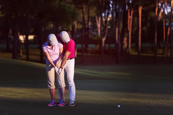 Mannelijke Golf Instructeur Onderwijs Vrouwelijke Golfspeler Golfbaan — Stockfoto