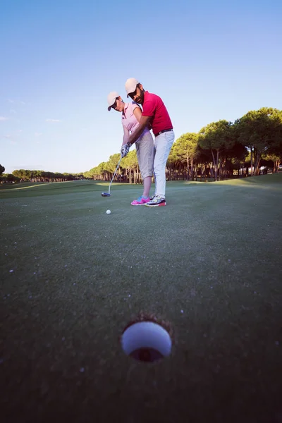 Mannelijke Golf Instructeur Onderwijs Vrouwelijke Golfspeler Golfbaan — Stockfoto