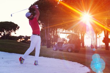 golf oyuncu atış sahası üzerinde güzel güneşli gün isabet