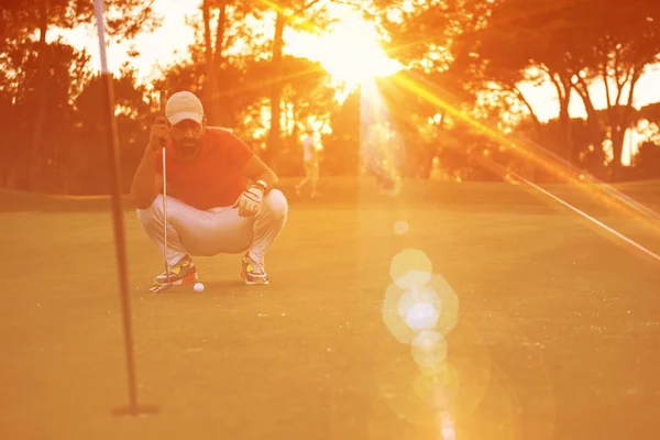 高尔夫球运动员击中射击在美丽的晴天的时候 — 图库照片