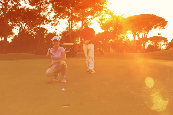 Boldog Fiatal Pár Golfpálya Portréja — Stock Fotó