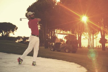 golf oyuncu atış sahası üzerinde güzel güneşli gün isabet