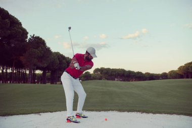 golf oyuncu atış sahası üzerinde güzel güneşli gün isabet