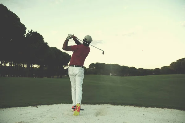 Jugador Golf Golpeando Tiro Curso Hermoso Día Soleado — Foto de Stock