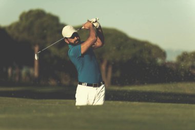kum BUNKERİ sahasında topu Pro golf oyuncu atış