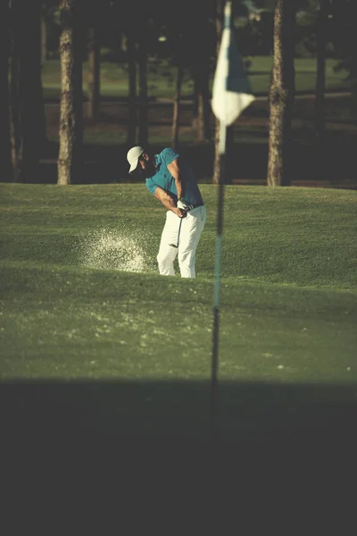 Jogador Golfe Profissional Tiro Bola Bunker Areia Curso — Fotografia de Stock