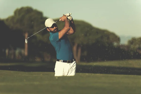 Jogador Golfe Profissional Tiro Bola Bunker Areia Curso — Fotografia de Stock