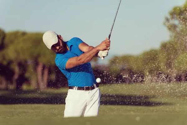 Jogador Golfe Profissional Tiro Bola Bunker Areia Curso — Fotografia de Stock