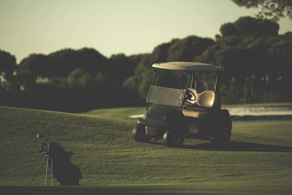 Bolsa Golf Campo Con Club Pelota Frente Amanecer Hermoso —  Fotos de Stock