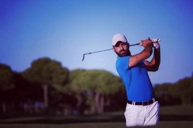 kum BUNKERİ sahasında topu Pro golf oyuncu atış