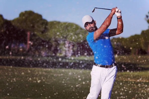 Giocatore Golf Professionista Tiro Palla Dal Bunker Sabbia Corso — Foto Stock