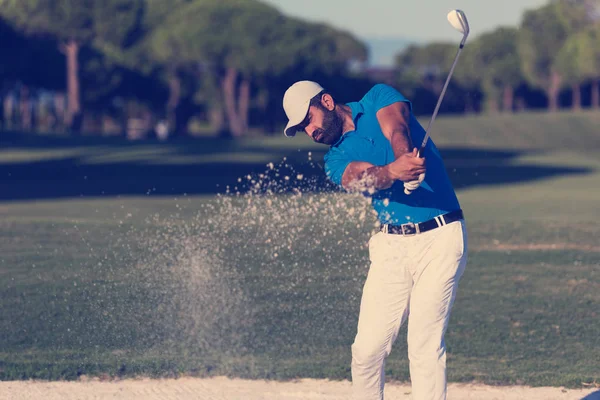 职业高尔夫选手射球从沙坑在课程 — 图库照片