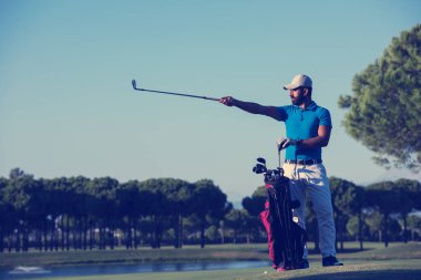 golf oyuncu atış sahası üzerinde güzel güneşli gün isabet