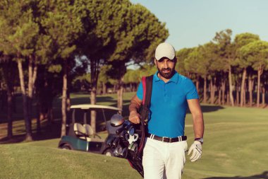 çanta taşıyor ve sonraki delik golf sahası, yürüyüş yakışıklı Ortadoğu golfçü