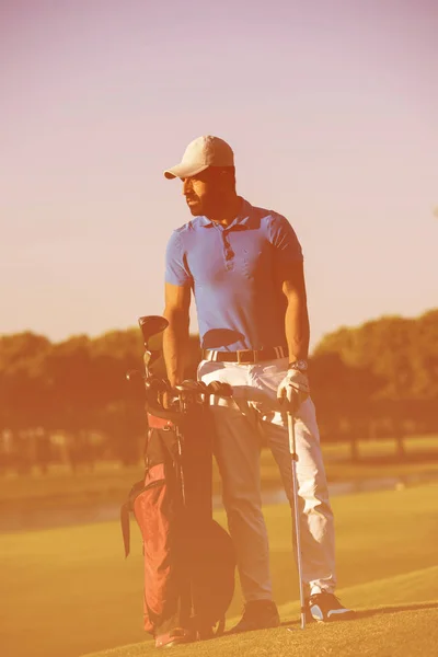 Jogador Golfe Bater Tiro Curso Belo Dia Ensolarado — Fotografia de Stock