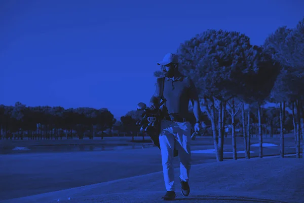 Schöner Golfer Aus Dem Mittleren Osten Trägt Tasche Und Geht — Stockfoto