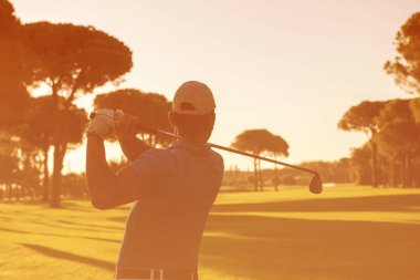 golf oyuncu atış sahası üzerinde güzel güneşli gün isabet
