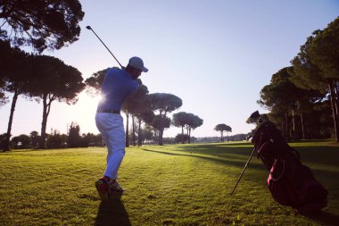 golf oyuncu atış sahası üzerinde güzel güneşli gün isabet