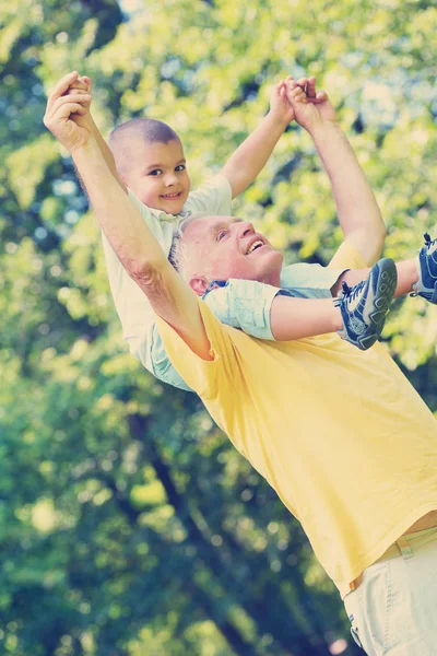Glücklicher Opa Und Kind Haben Spaß Und Spielen Park Einem — Stockfoto