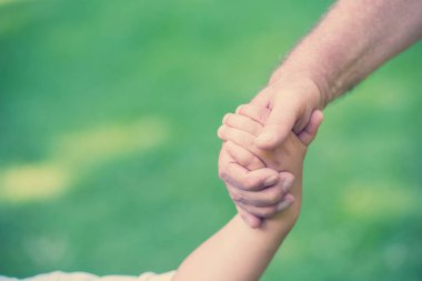 Mutlu büyükbaba ve çocuk güzel güneşli bir günde parkta eğlenip oynuyorlar.