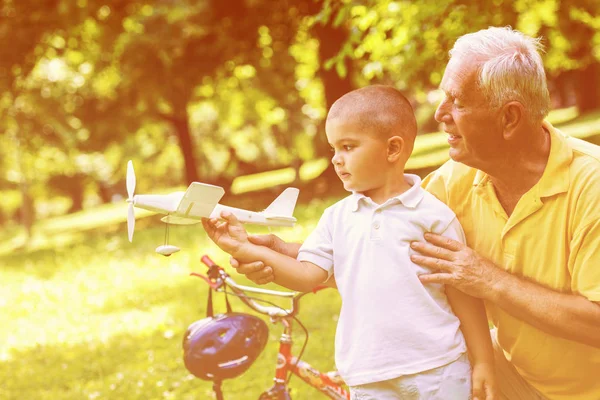 Glücklicher Opa Und Kind Haben Spaß Und Spielen Park Einem — Stockfoto