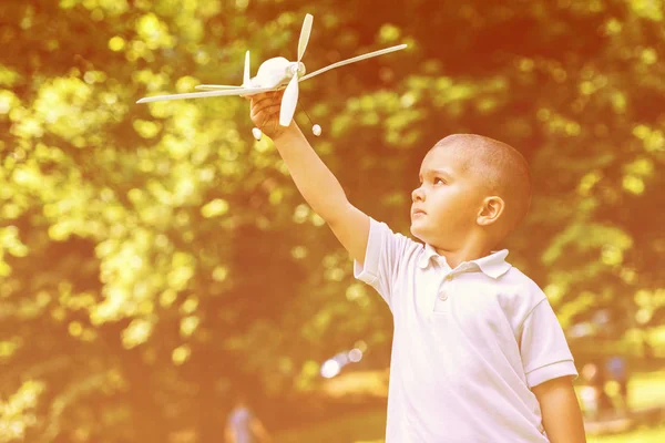 Heureux Garçon Jouer Jeter Jouet Avion Dans Parc — Photo